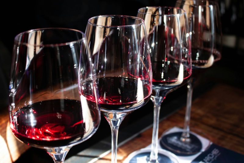 Dégustation de vin rouge avec plusieurs verres