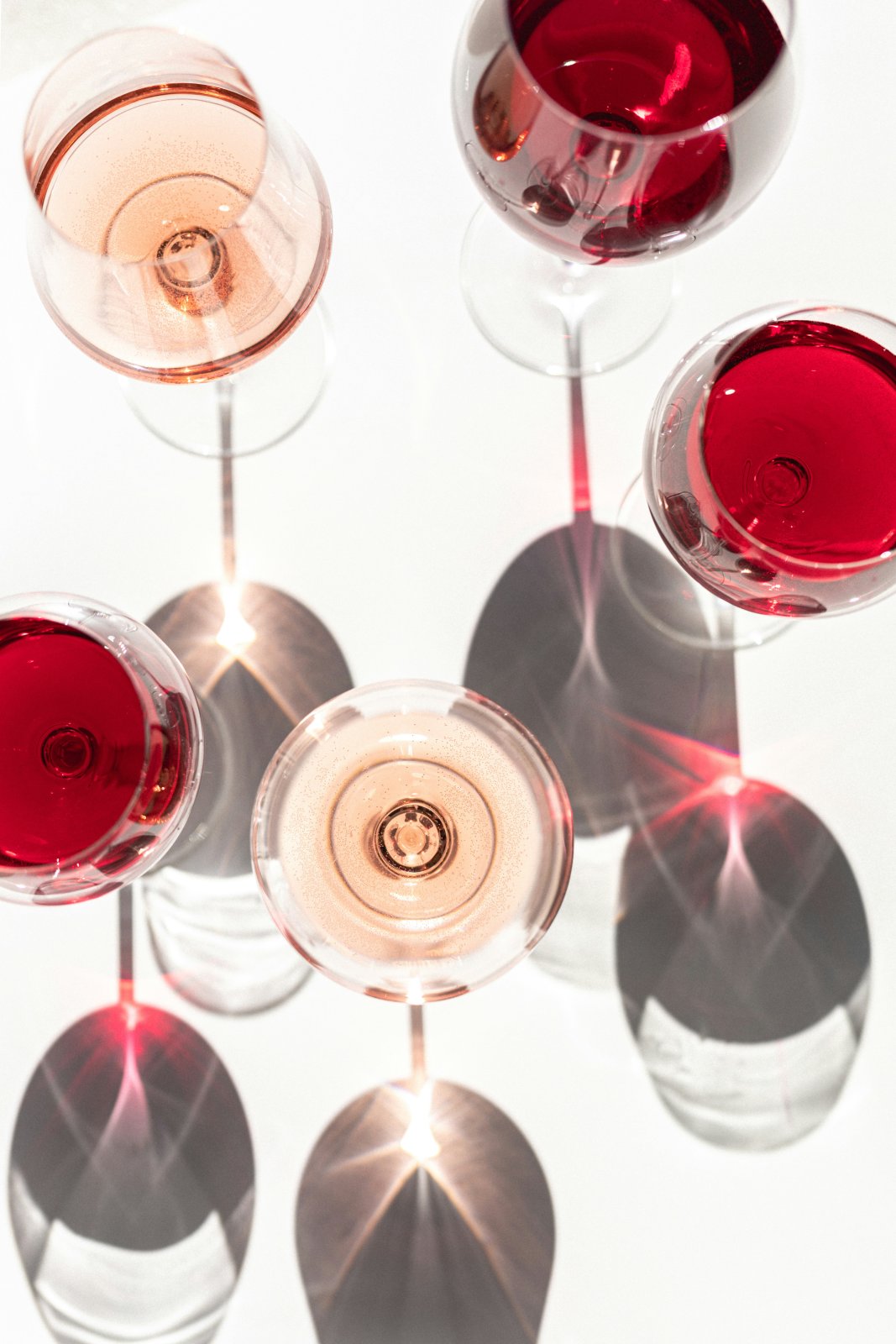 vin et verre de rouge rosé et blanc